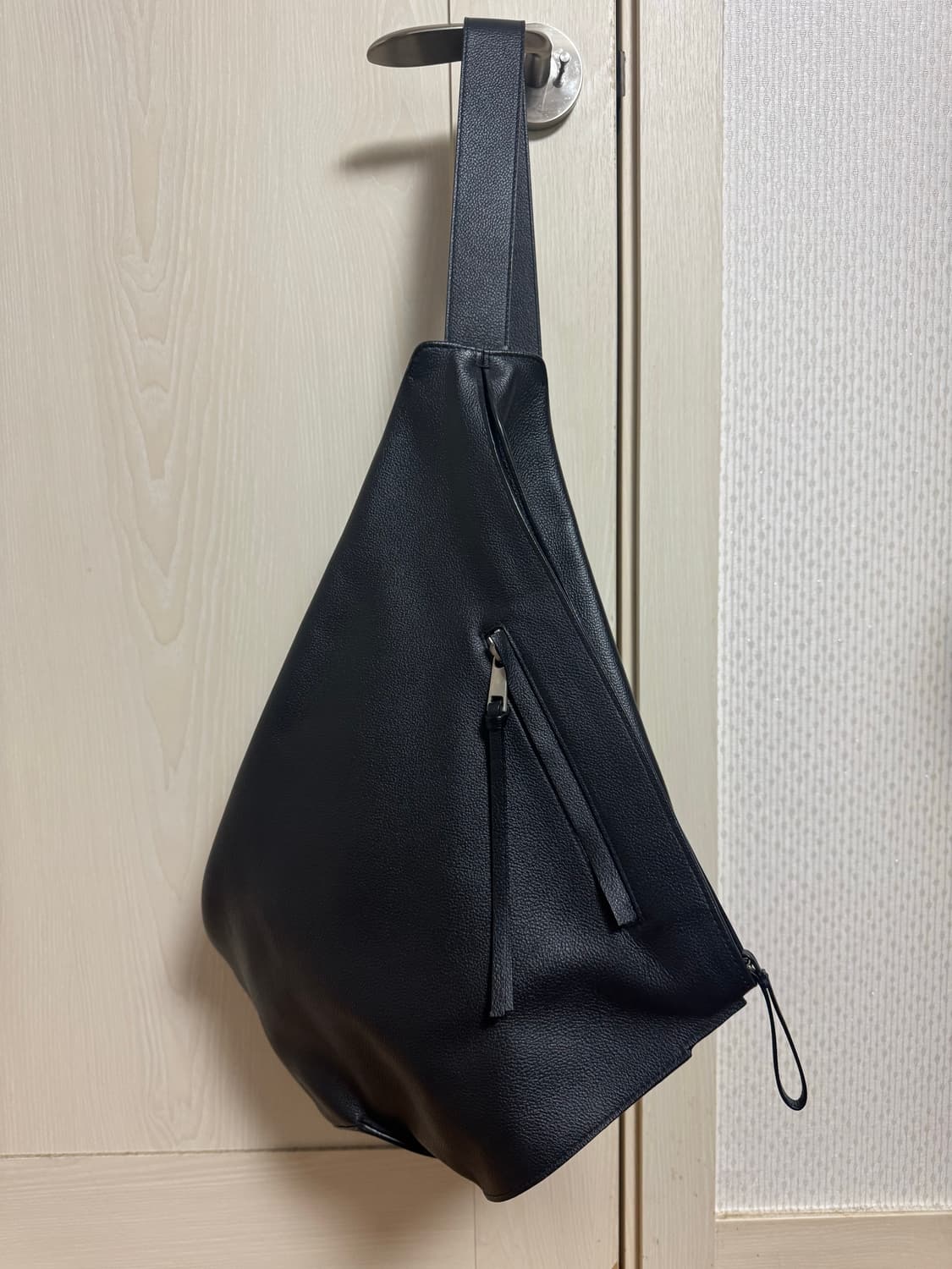 밈더워드로브 밈톤 슬링백 / 소가죽 상품이미지1