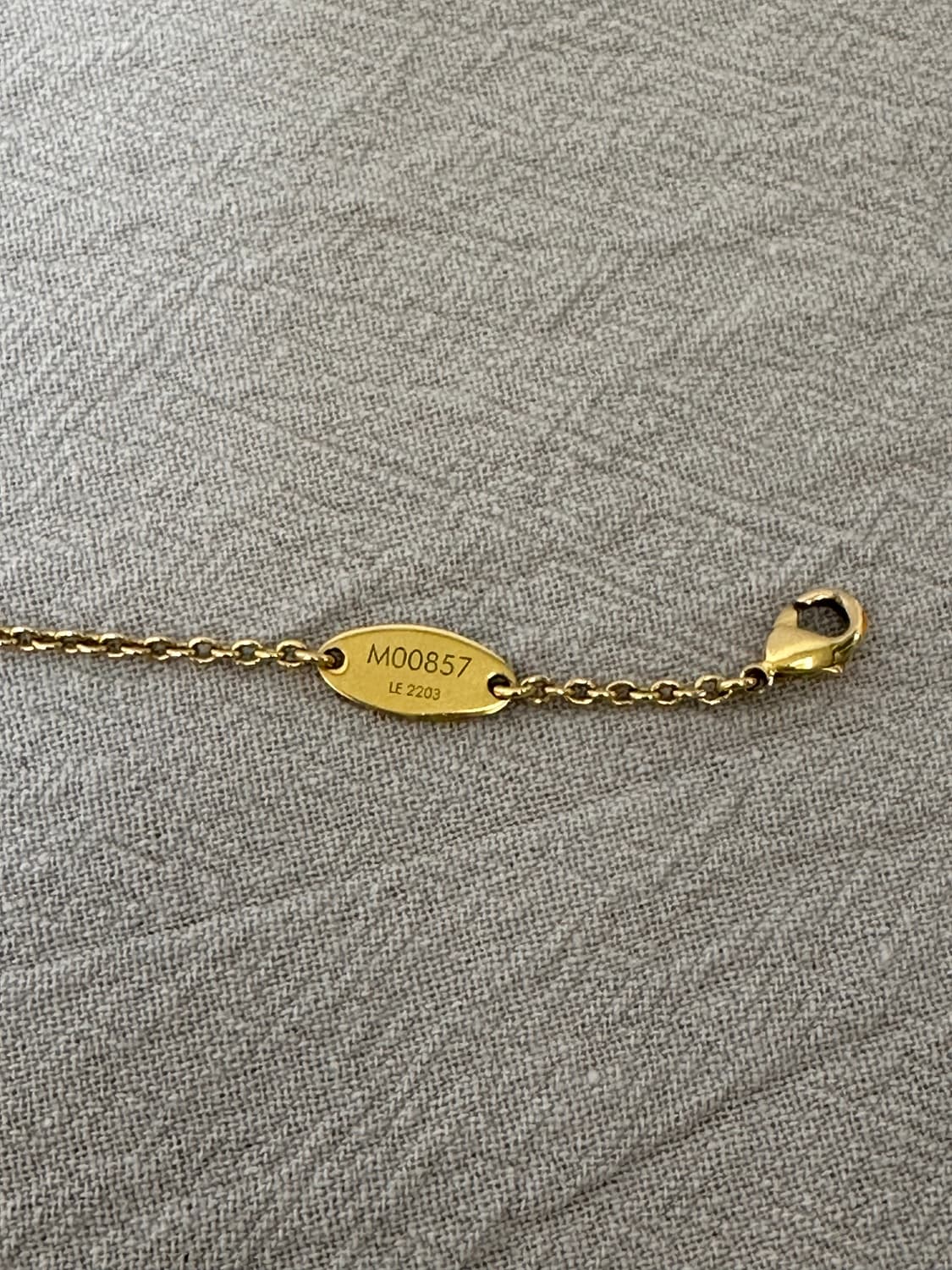 루이비통 에센셜 V 목걸이 골드 상품이미지5