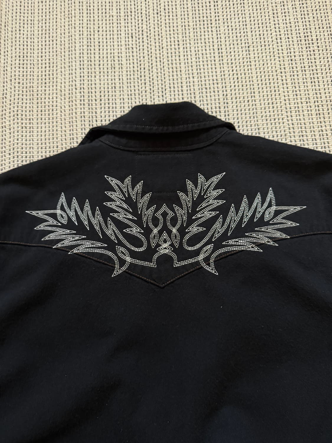 The letters 랭글러 블랙 데님 웨스턴 셔츠 상품이미지1