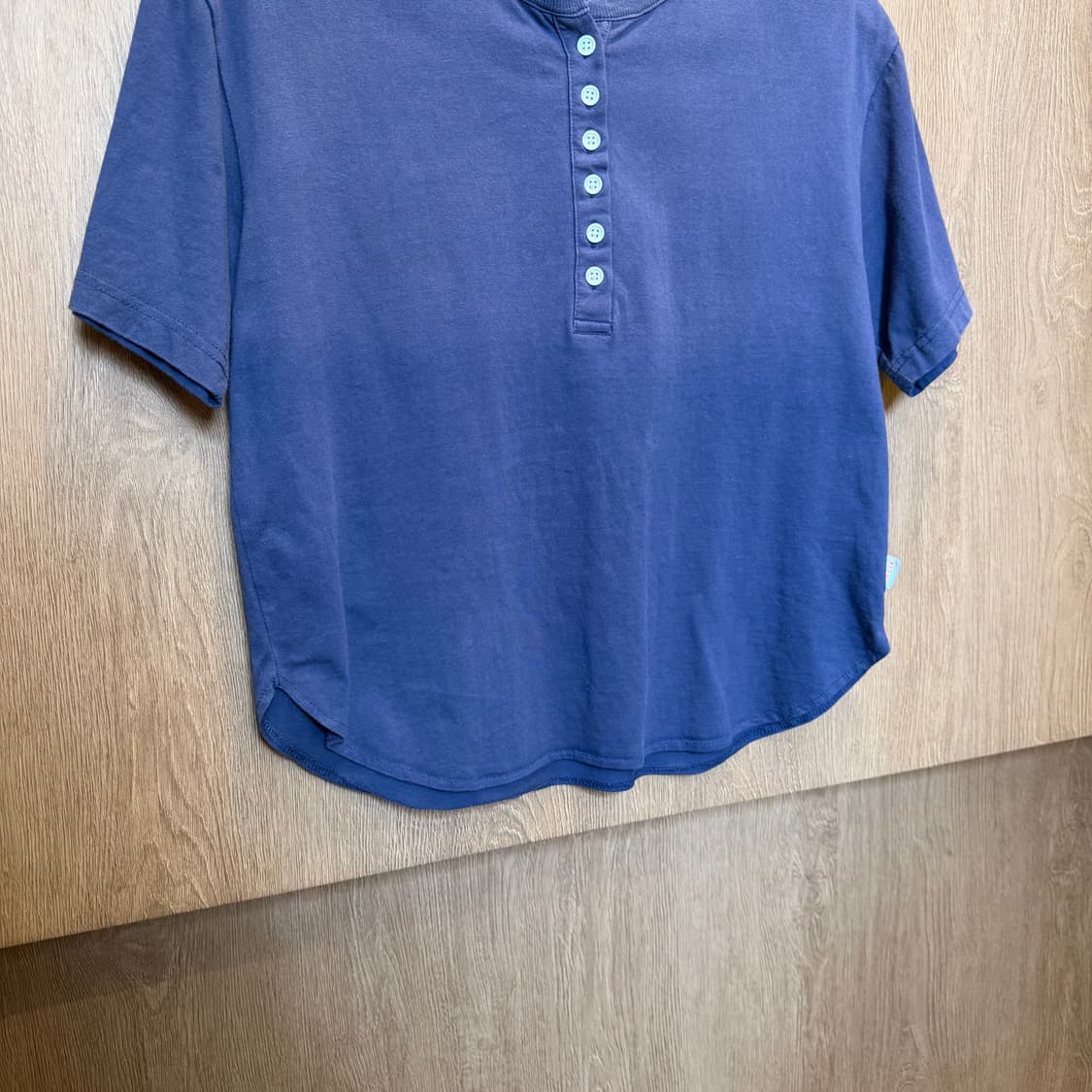 빔즈 디자인 헨리넥 반팔 티셔츠 로고 탭 디테일 루즈핏 퍼플 상품이미지4