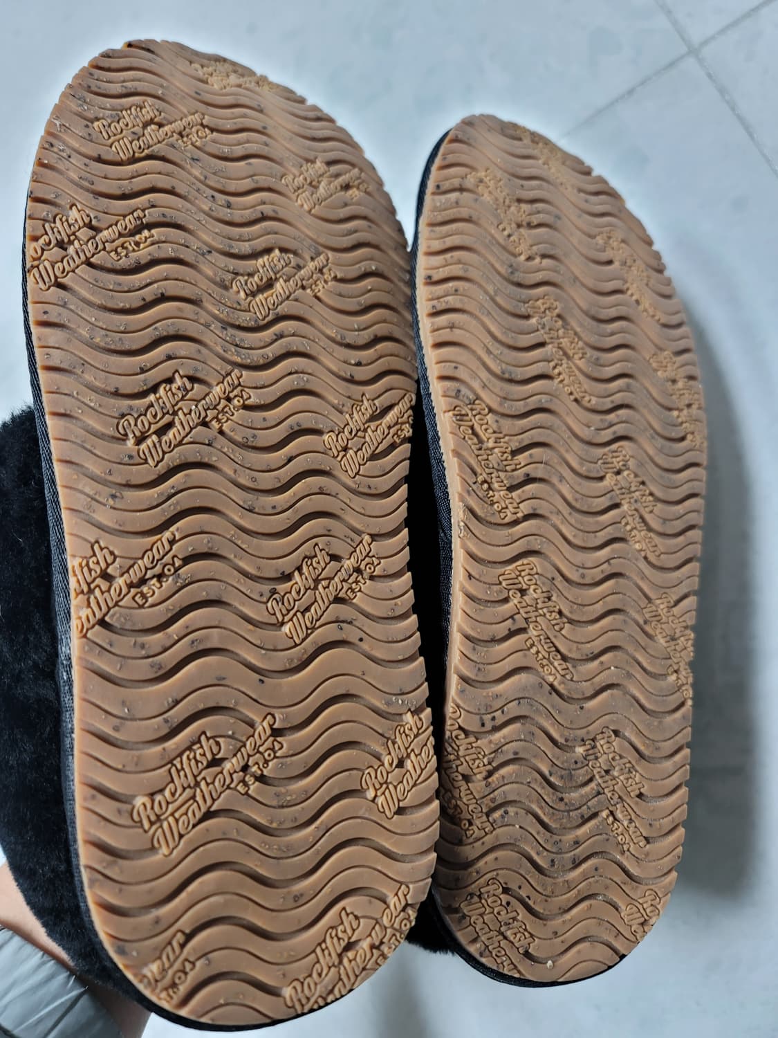 (새제품)락피쉬 어그 슬리퍼 블랙 uk5.5 235사이즈 새제품

단품입 상품이미지5