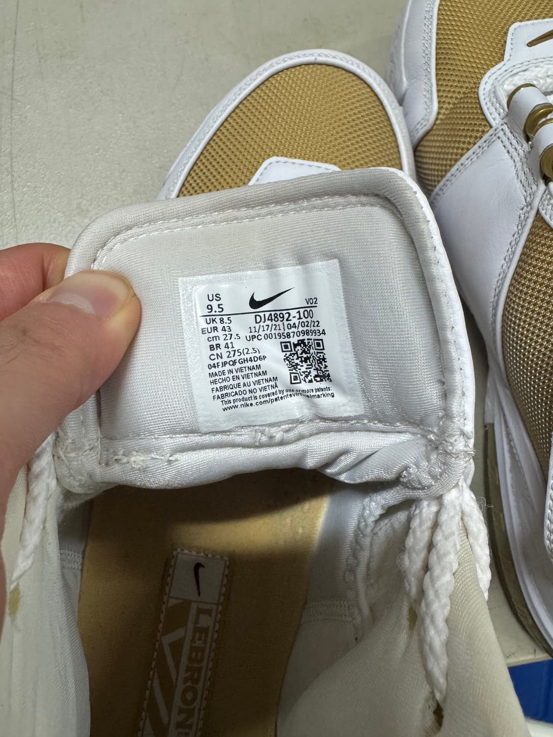 르브론2 메탈릭 골드 앤 화이트 275 상품이미지3