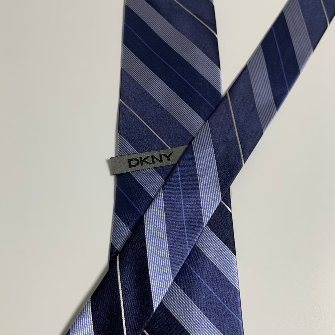 (미사용품) DKNY 레지멘탈 클래식넥타이 S등급 8.5cm 상품이미지3