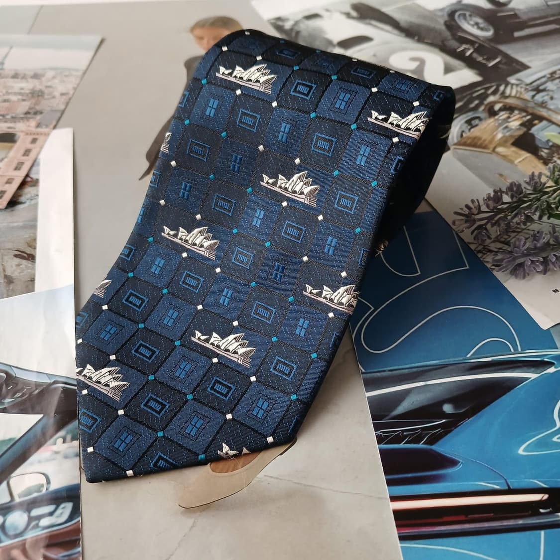 프리빌리지 네이비 오페라 하우스 넥타이 9.6cm A+등급 K19185
 상품이미지1