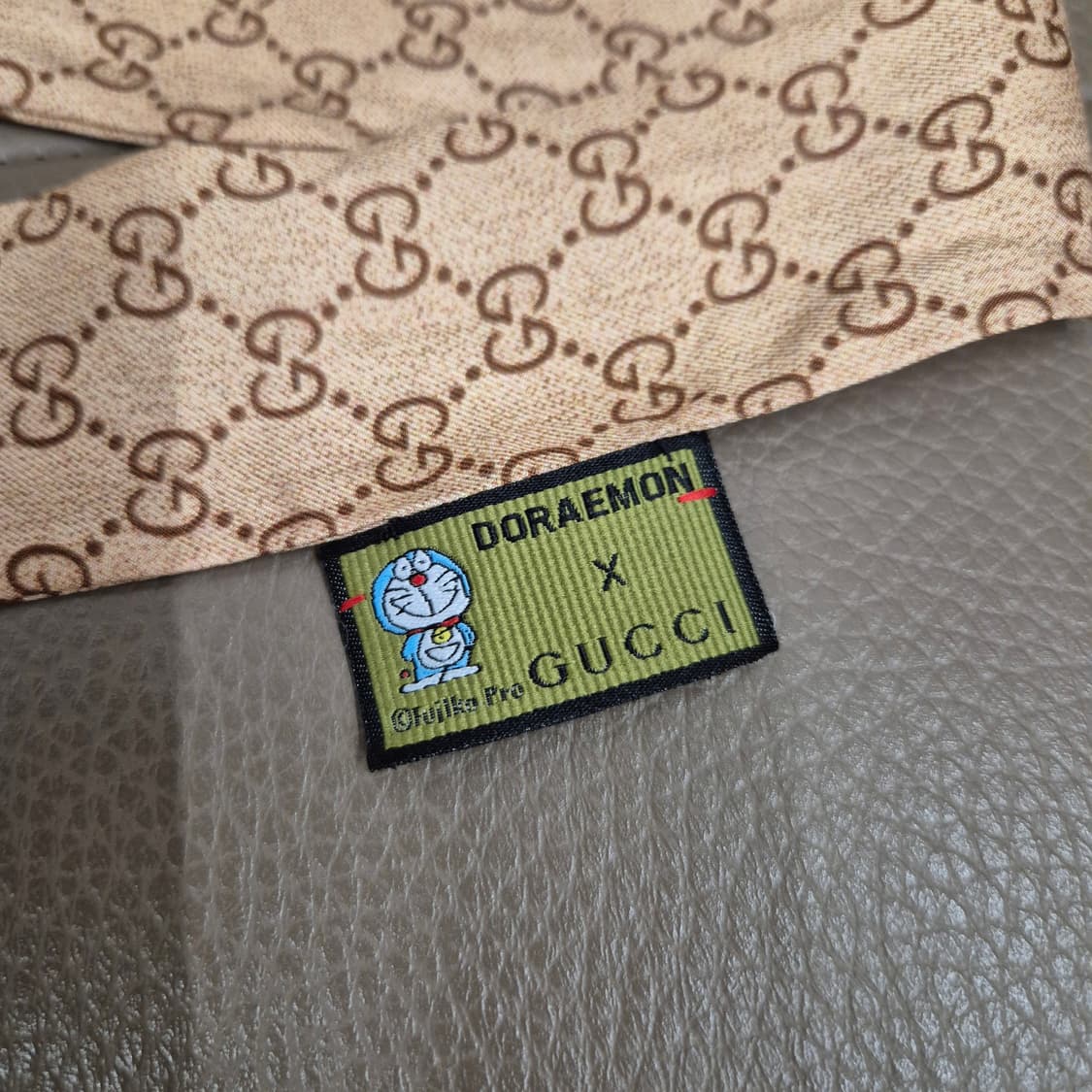 구찌 도라에몽 실크 넥 보우 상품이미지5