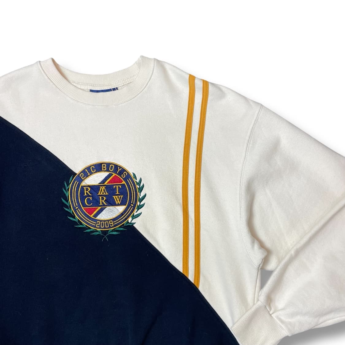 로맨틱크라운 네이비 아이보리 자수 맨투맨 S 상품이미지3