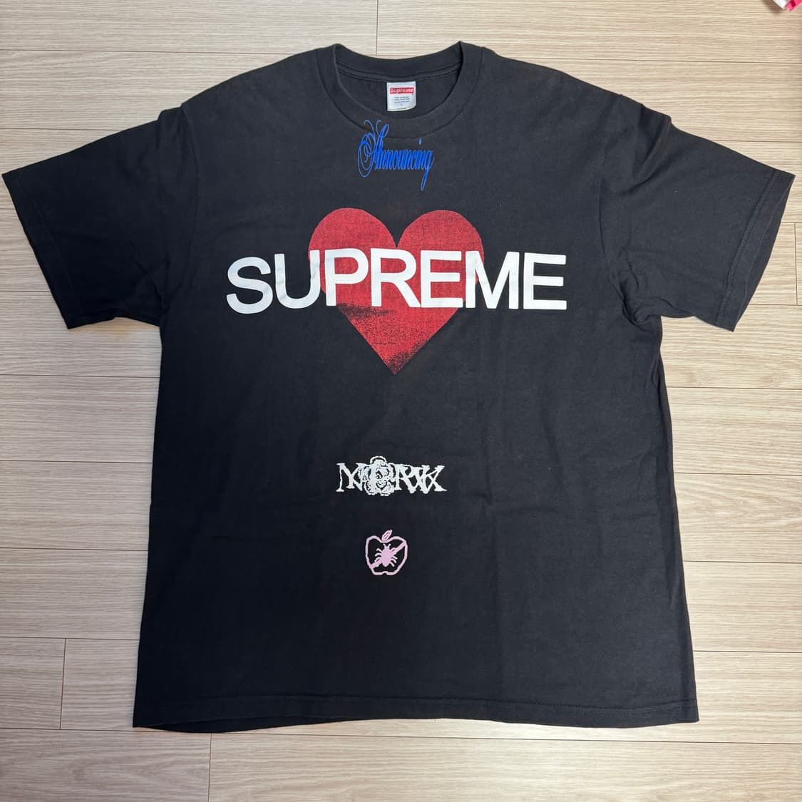슈프림 어나운싱 티셔츠 블랙 반팔 25ss  상품이미지3
