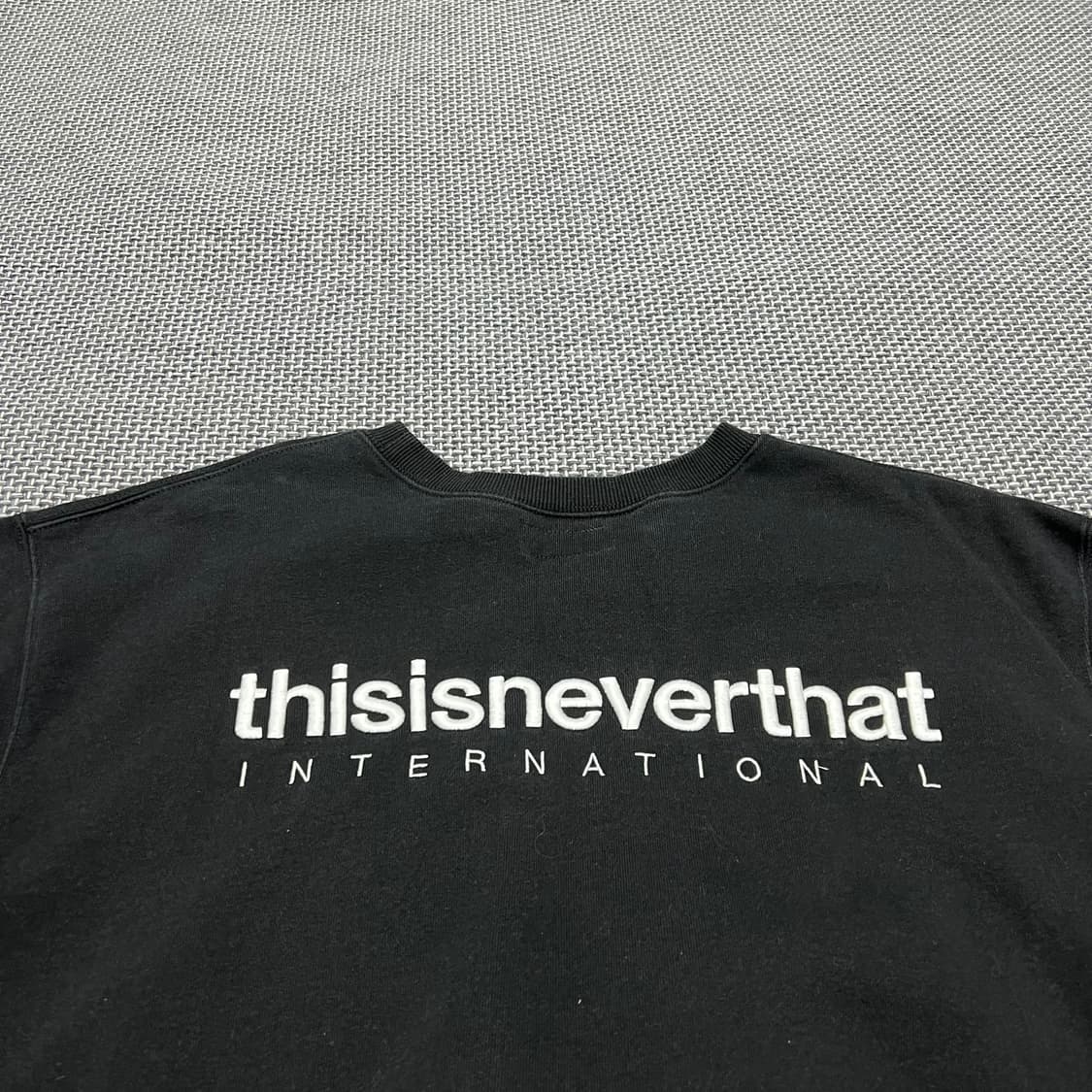 디스이즈네버댓 블랙 빅로고 맨투맨 상품이미지4