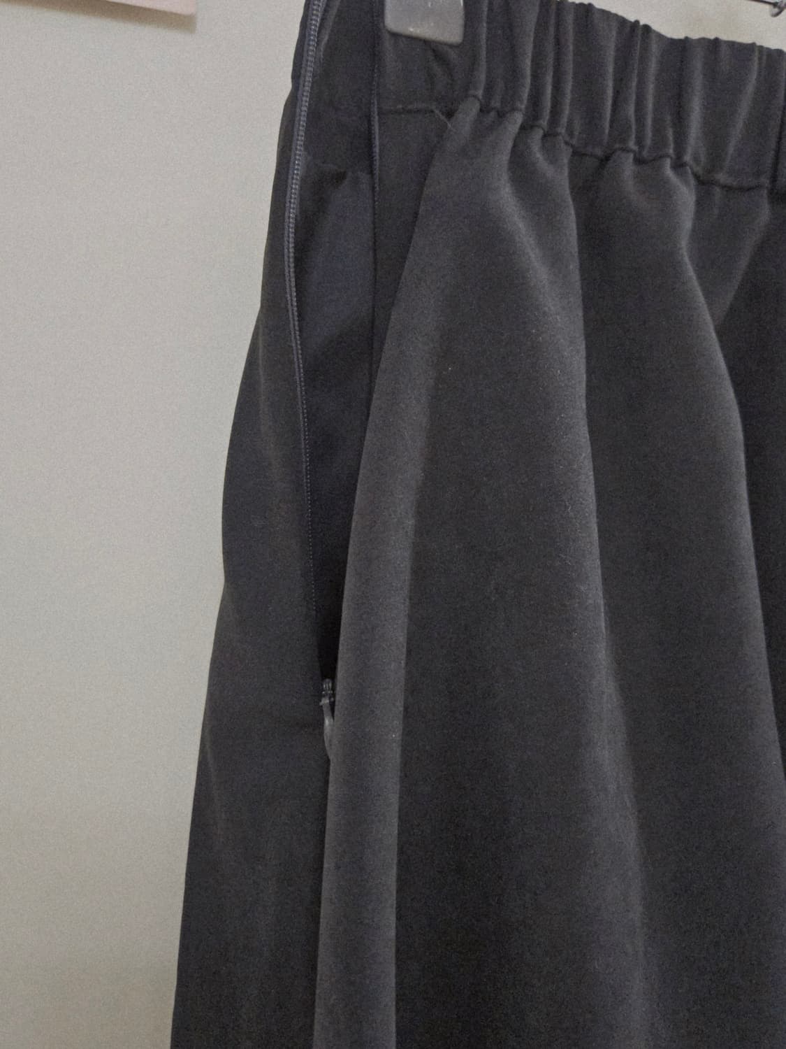 [새상품] 스웨이드 차콜 스커트 (옷장정리) 상품이미지5