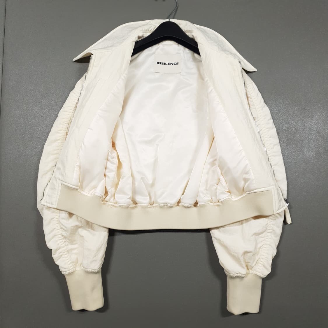 여성 S) 인사일런스 셔링 크롭 봄버 나일론 컴포템프 자켓 크림 상품이미지6