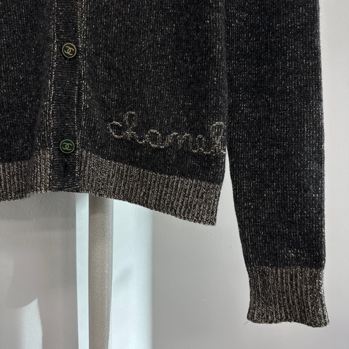 샤넬 캐시미어 로고버튼 가디건 상품이미지3