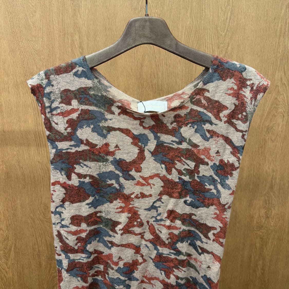 쟈딕 앤 볼테르 캐시미어 슬리브리스 니트 카모플라쥬 프린팅 디테일 베이지 상품이미지4