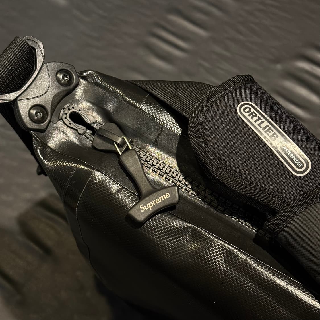 슈프림x 오르트립 메신저백 블랙 24SS 상품이미지2