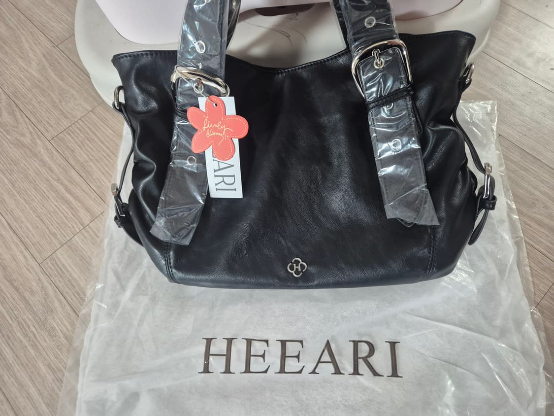 히어리 비비 버클 숄더백 블랙 새상품 상품이미지2