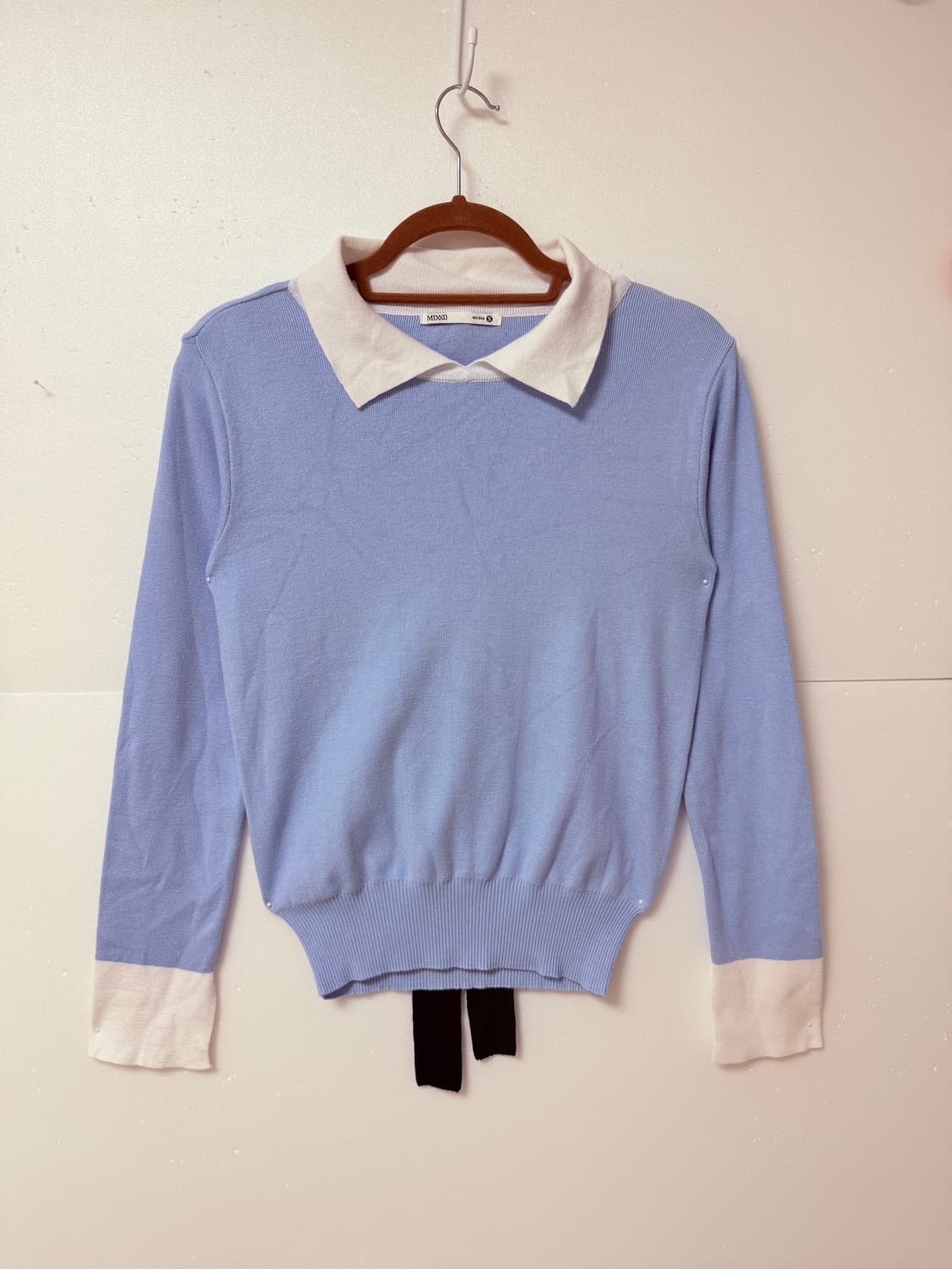 미쏘(MIXXO) 배색 카라 니트 라이트블루 데일리  상품이미지1