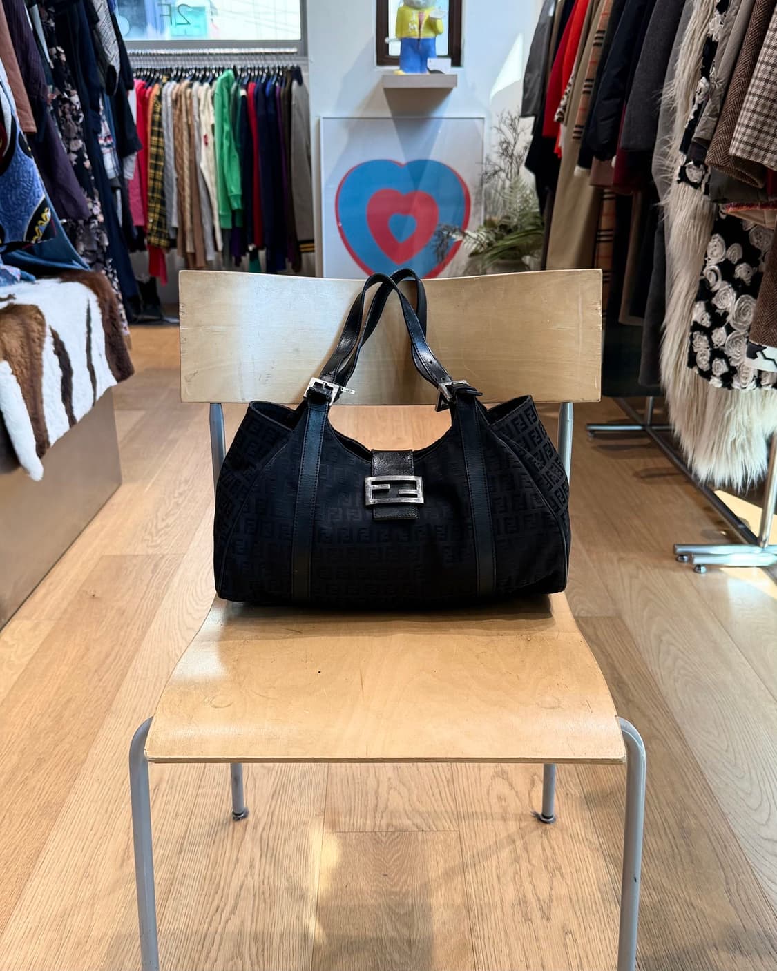 펜디 블랙 주카 숄더백 상품이미지1