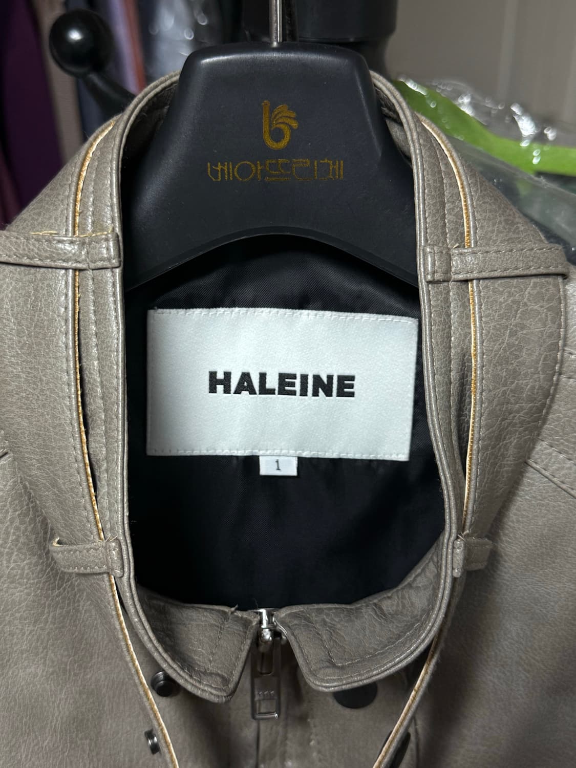 알렌느 - 벨티드 3D 레더 바이커 자켓 (그레이쉬 베이지/1) 상품이미지3