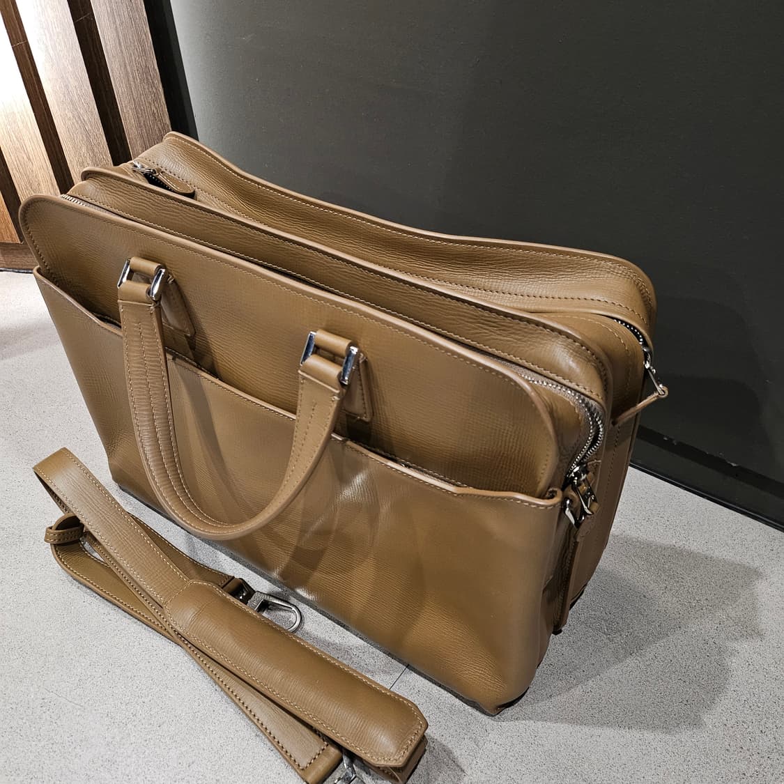 로로피아나 베이지 카프스킨 모던 클래식 백 상품이미지3