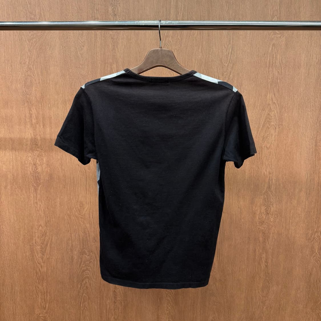 버버리 블랙라벨 체크 반팔 티셔츠 자수 로고 디테일 라운드넥 브라운 상품이미지3