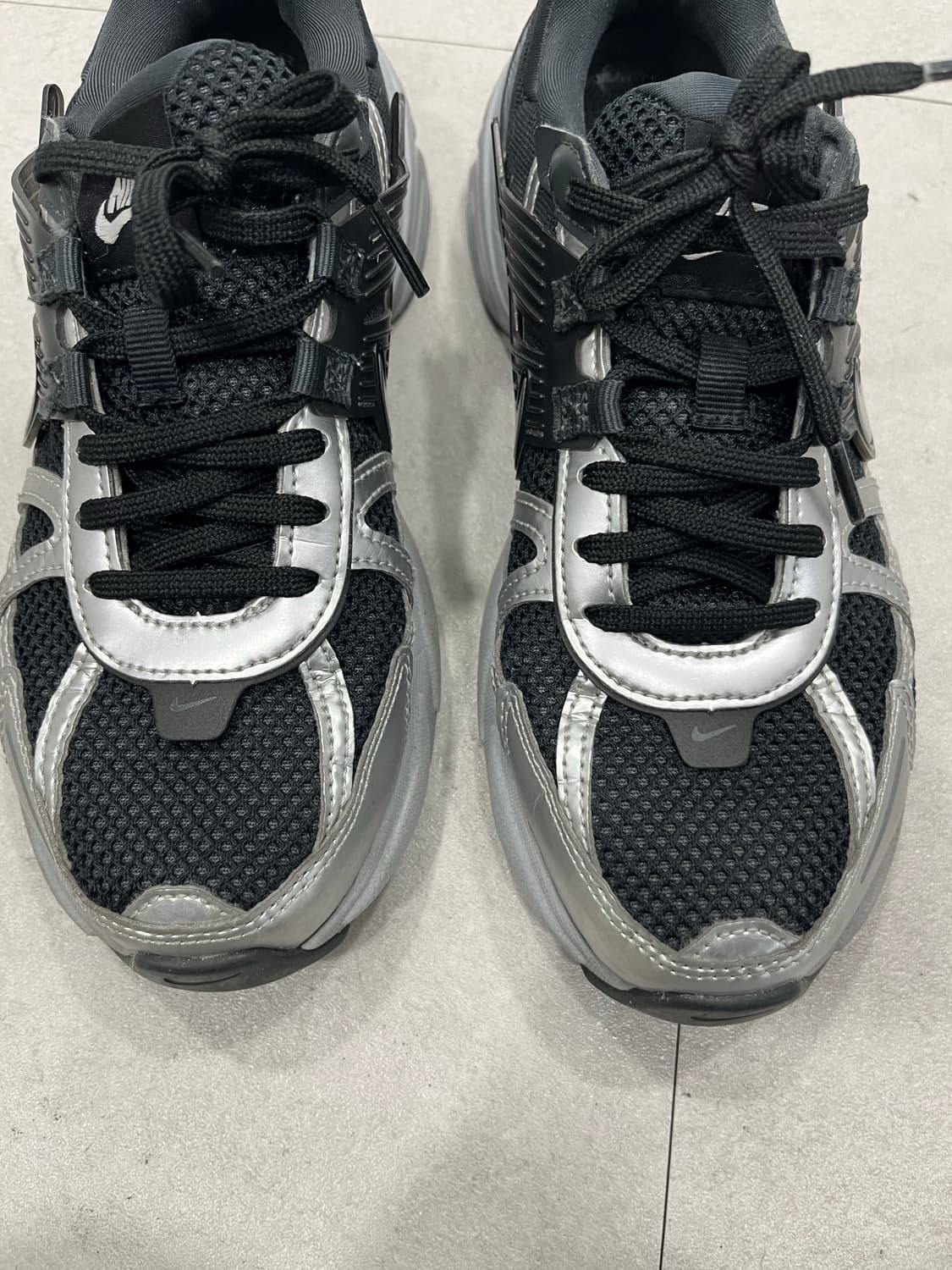 나이키 v2k런 블랙 다크 스모크 그레이 240 상품이미지2