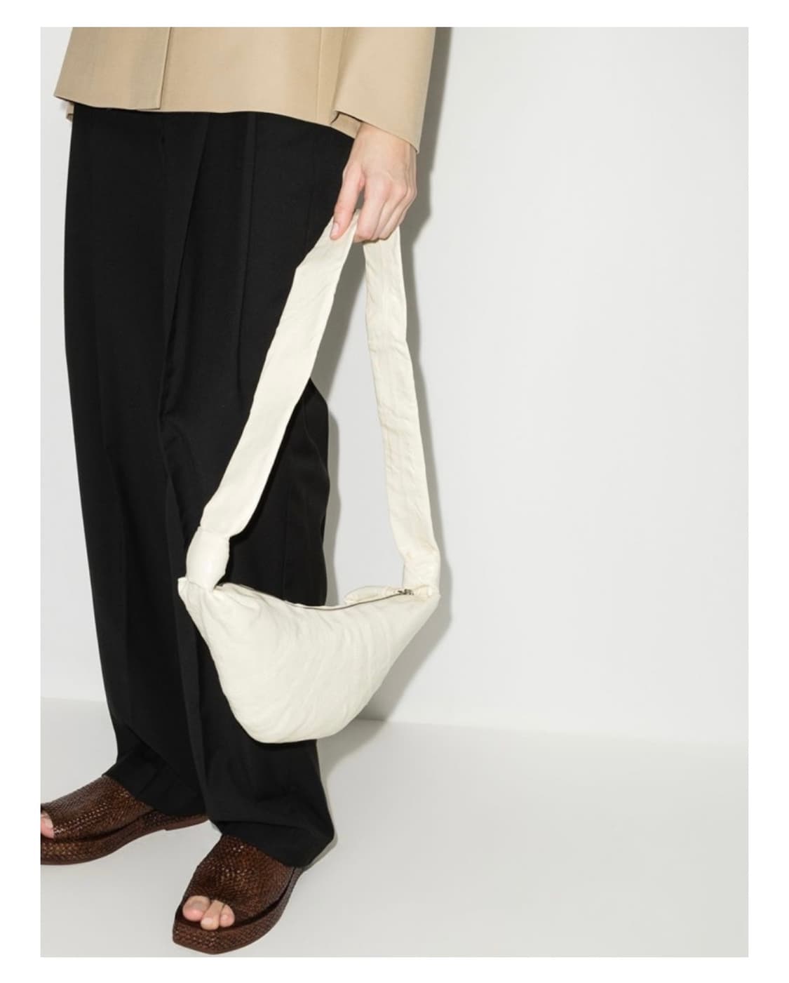 르메르 스몰 크루와상 백 코티드 리넨 캔버스 아몬트밀크 상품이미지1