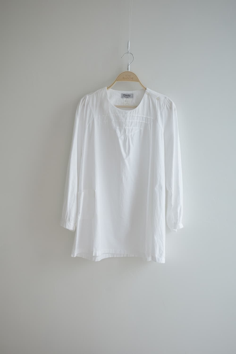 Christy제품
• 화이트 포켓 코튼 블라우스 상품이미지3