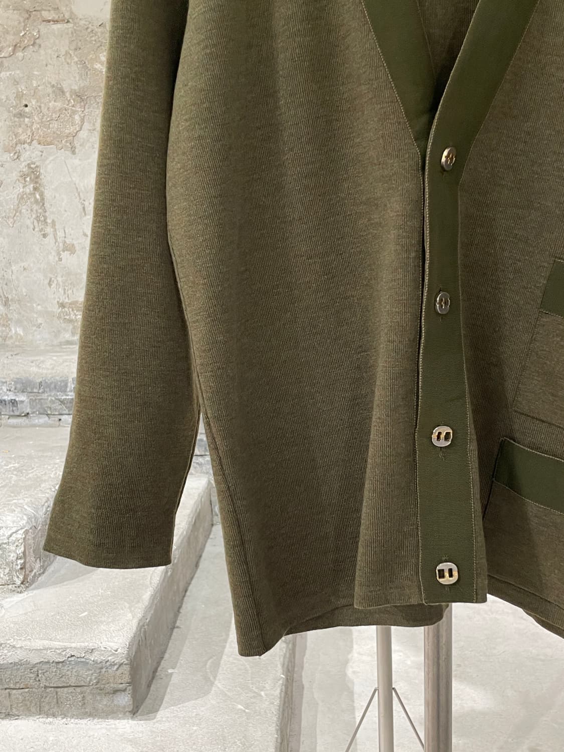 살바토레 페라가모 카키 사이드 포켓 울 버튼 가디건 상품이미지4