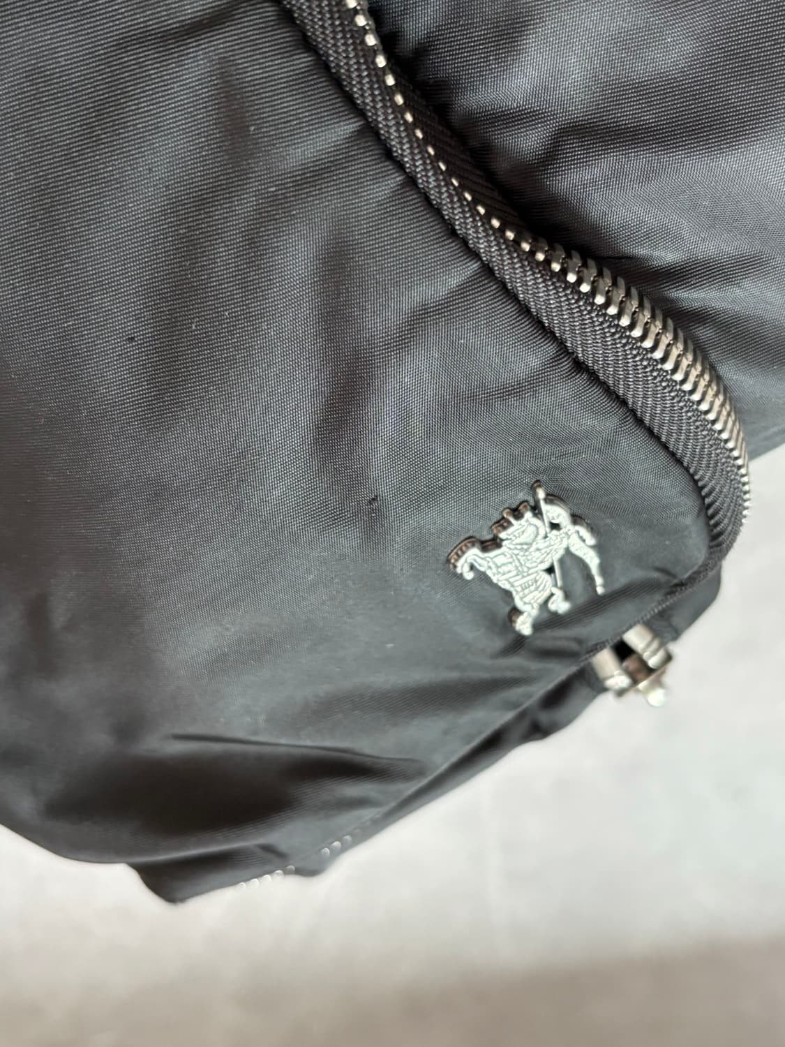 Burberry 버버리 블랙 컬러 미디엄 나일론 백팩 상품이미지7