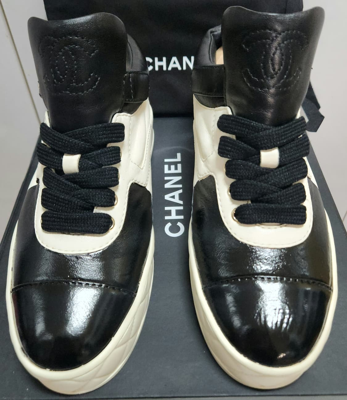 [정품]샤넬 스니커즈 운동화 클래식 퀼팅 레터링 블랙/아이보리 39.5  상품이미지4
