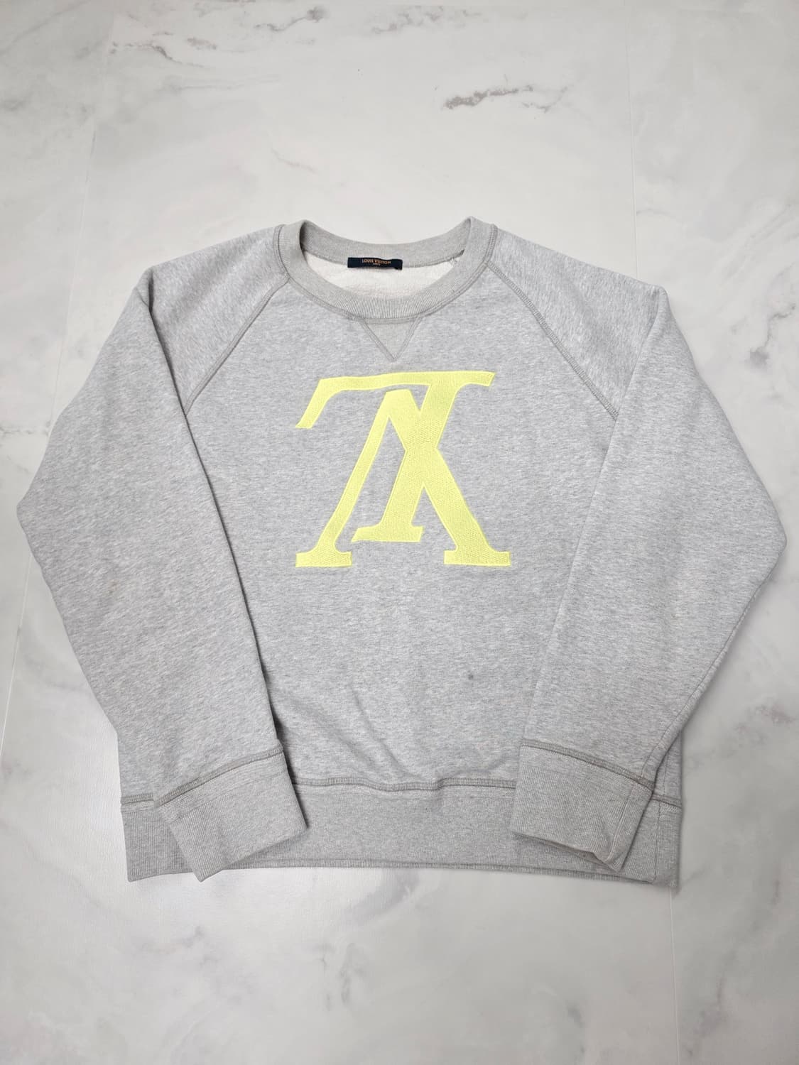 정품 루이비통 업사이드다운 형광 로고 맨투맨 100 상품이미지1