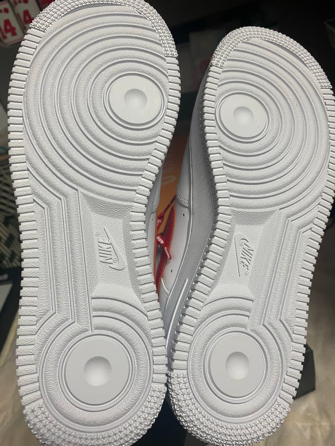 나이키 x 슈프림 에어포스 1 로우 화이트 스피드 레드 - 상하이 스토어 상품이미지9