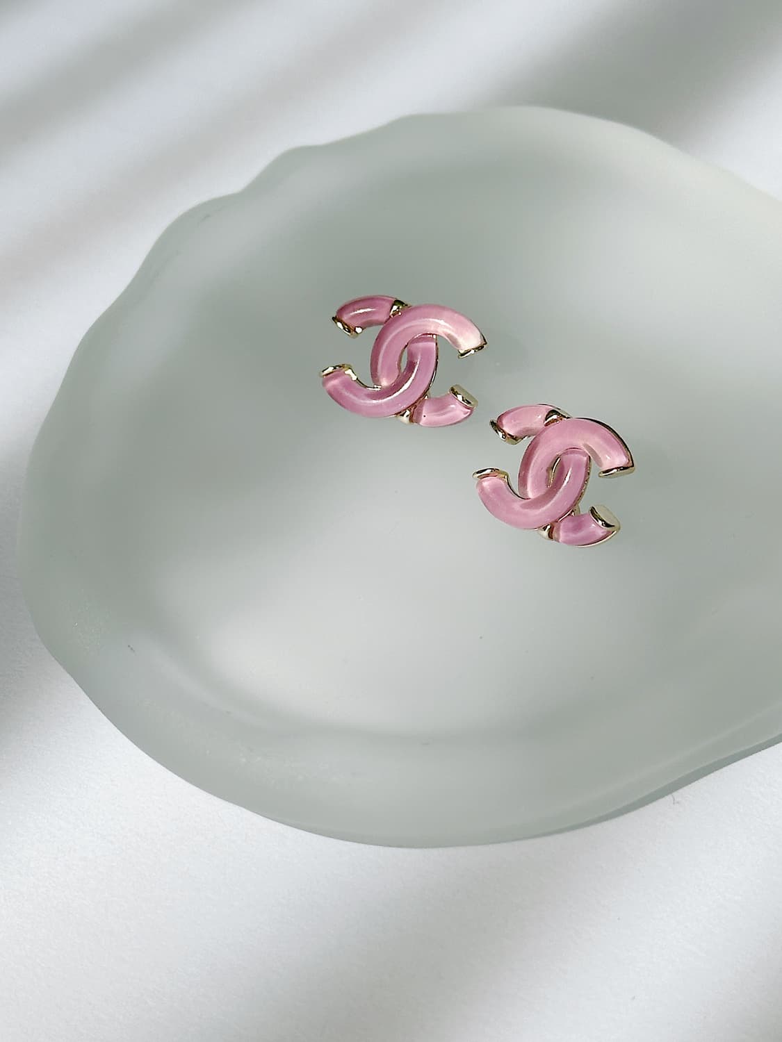 샤넬 에나멜 CC 퍼플 업사이클링 귀걸이 상품이미지3