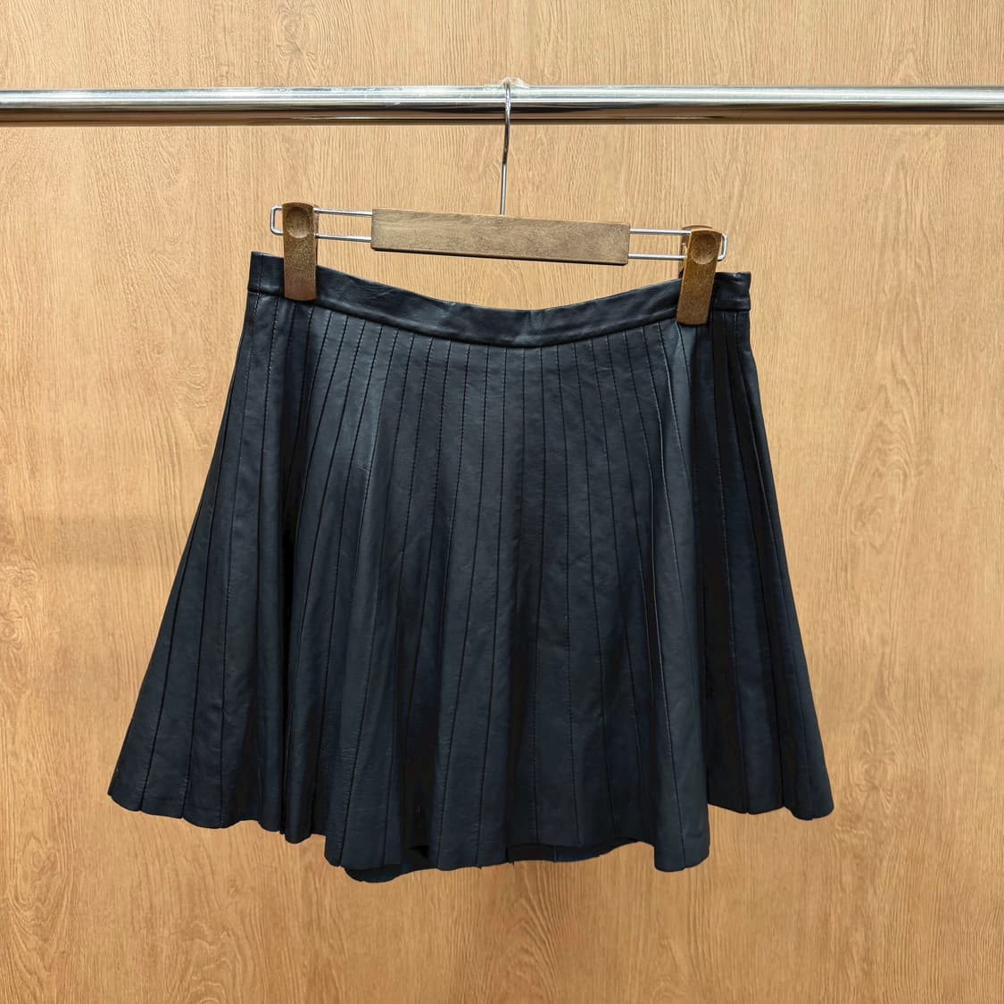 띠어리 A라인 양가죽 미니 스커트 세로 플리츠 사이드 클로징 디테일 블랙 상품이미지2