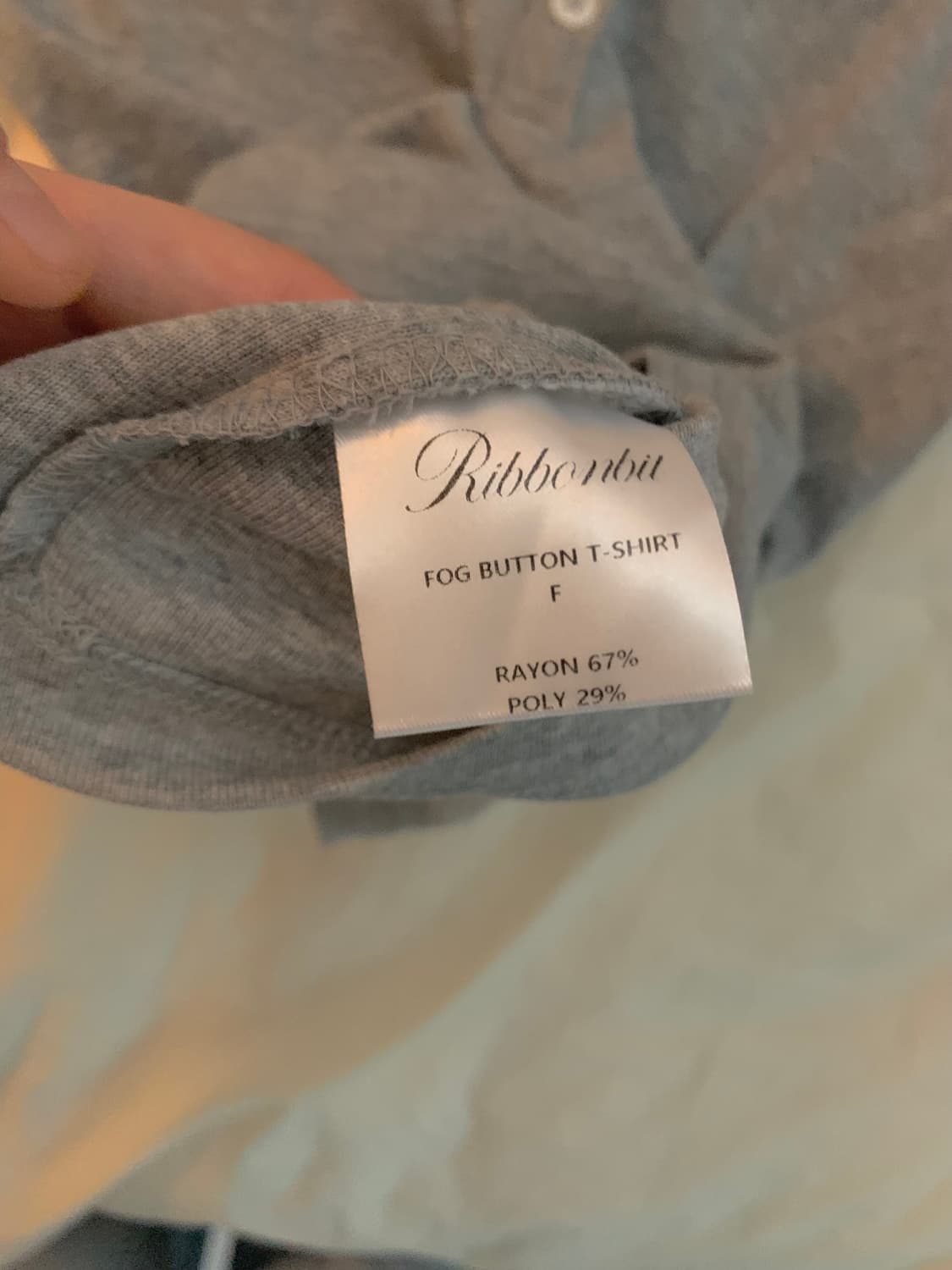 리본빛 ribbonbit fog button T-shirt 착용샷 상품이미지2