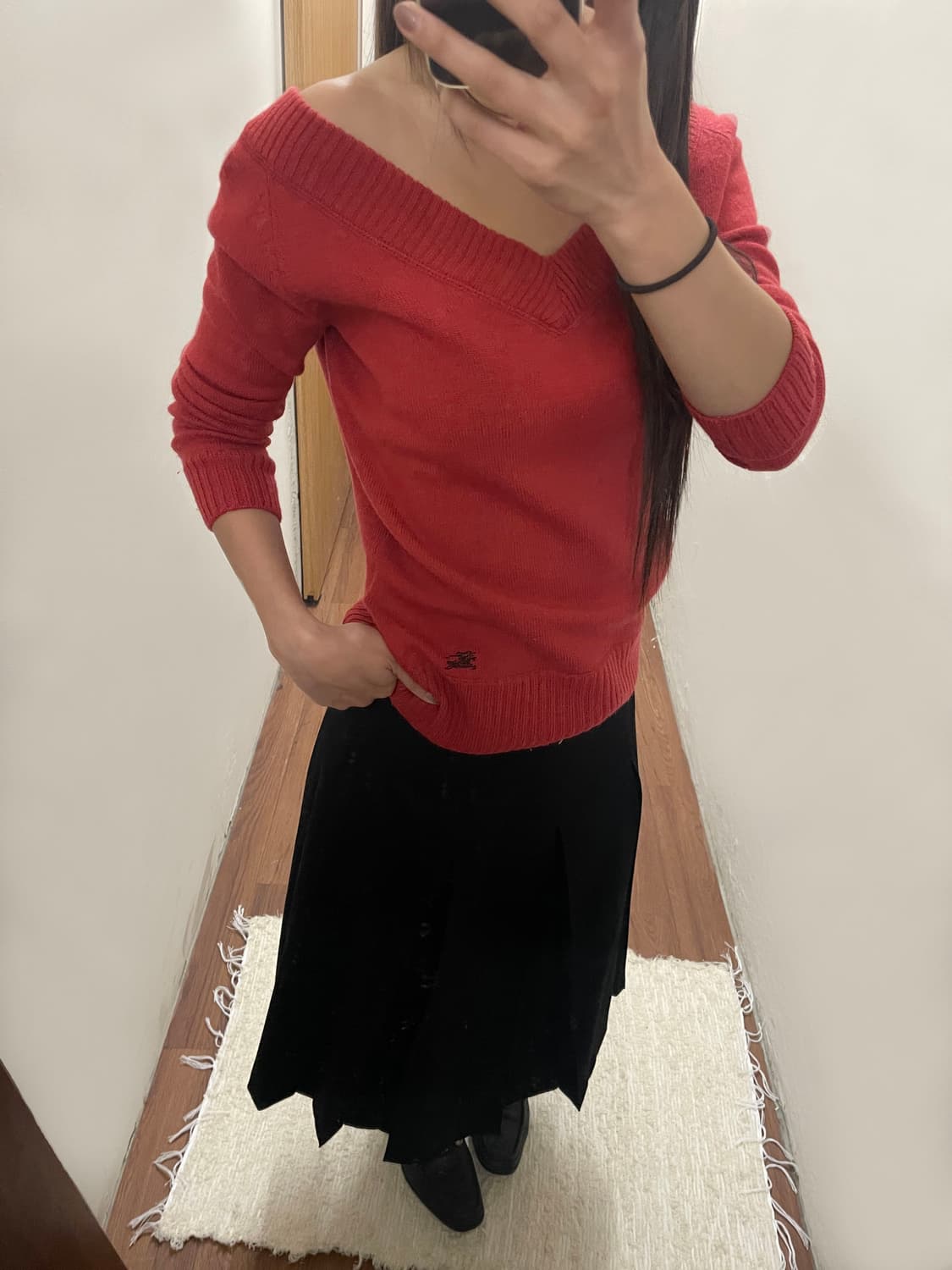 버버리 블루 라벨 오프숄더 긴팔 니트 로고 자수 디테일 레귤러핏 레드 상품이미지2