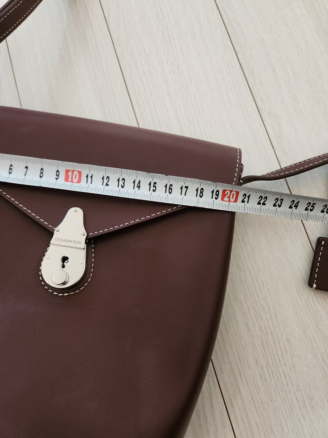 캘빈클라인 레더 버킷백

몇번 사용 안해서 사용감은 거의 없는데 보관하면 상품이미지5