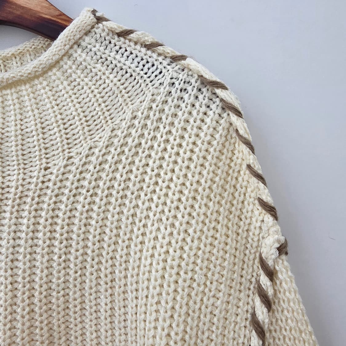 아이보리 배색 꼬임라인 루즈핏 니트 상품이미지5