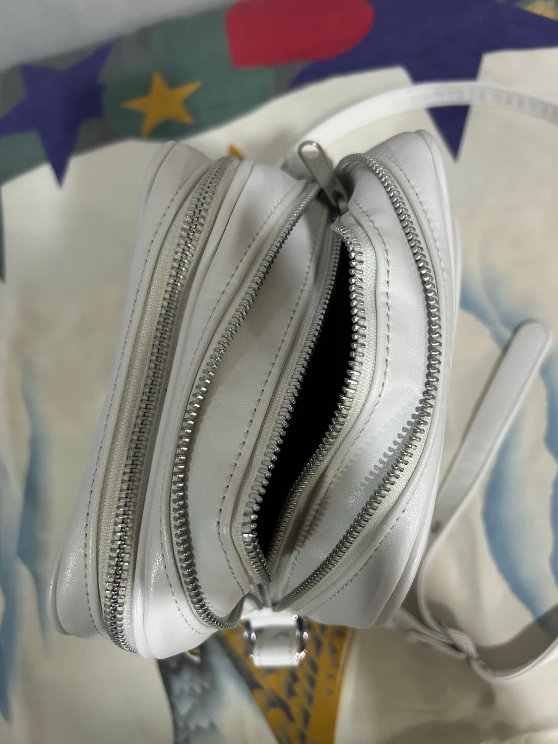 꼼데가르송 화이트크로스백 상품이미지4