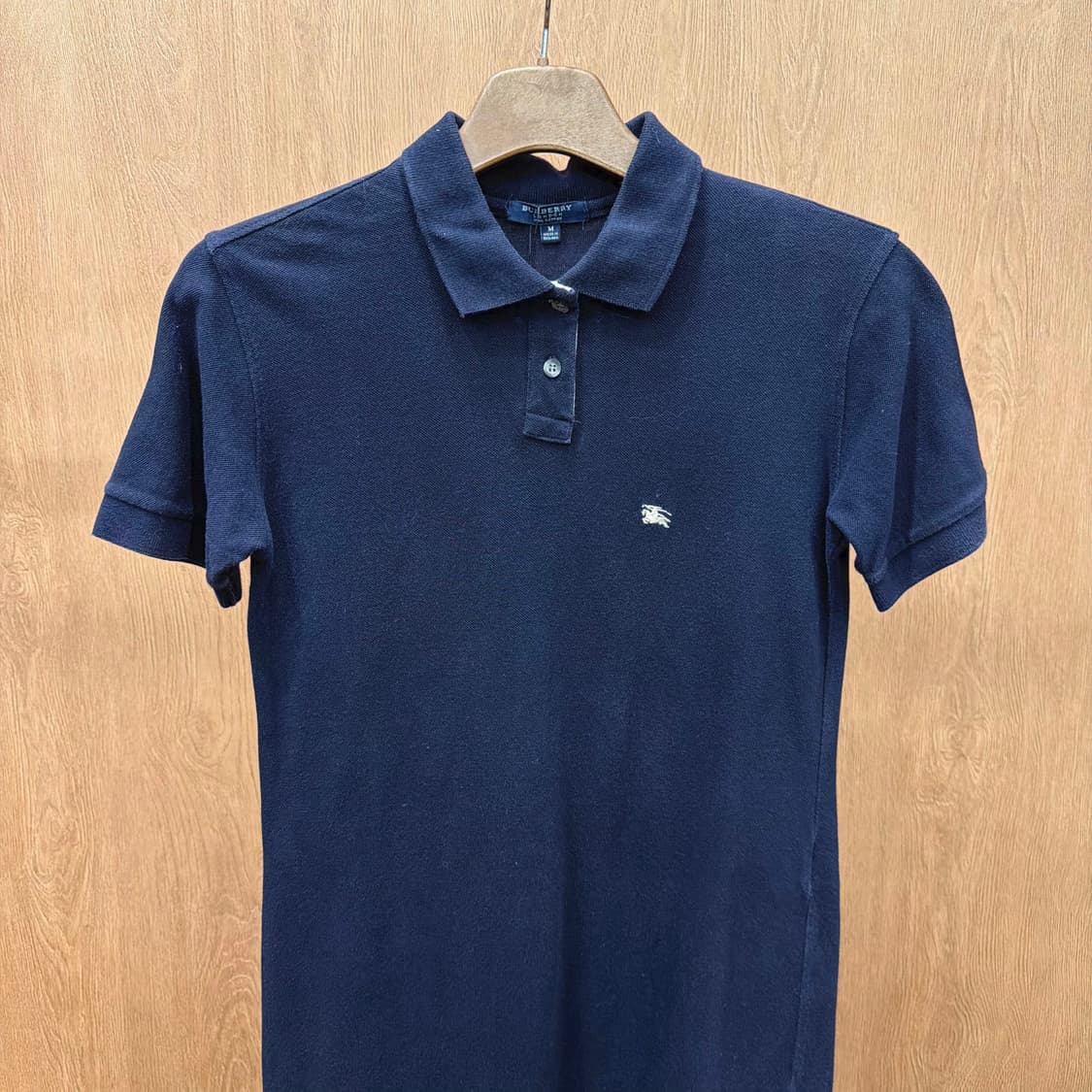 버버리 런던 미디 원피스 버튼 카라 반팔 로고 자수 디테일 무지 네이비 상품이미지4