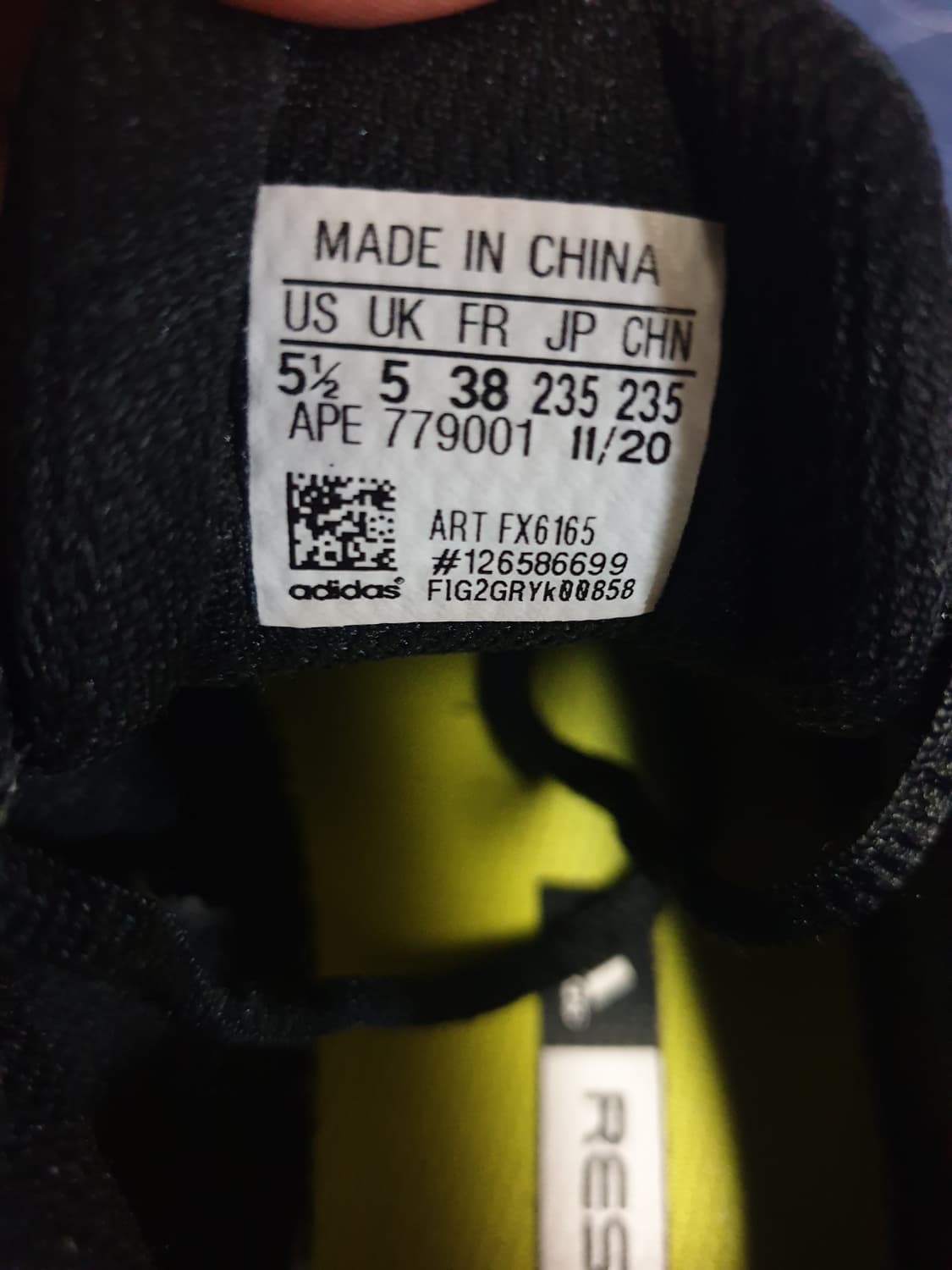 아디다스 리스폰스 CL 블랙 코어 형광 데일리 런닝화 (235) 상품이미지8