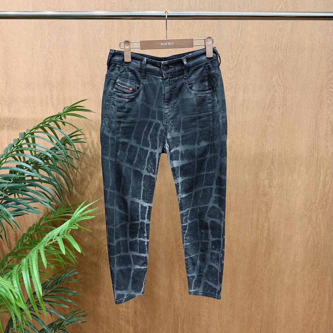 디젤 데님 팬츠 스케일 패턴 백밴딩 로고 패치 백포켓 디테일 흑청 상품이미지1