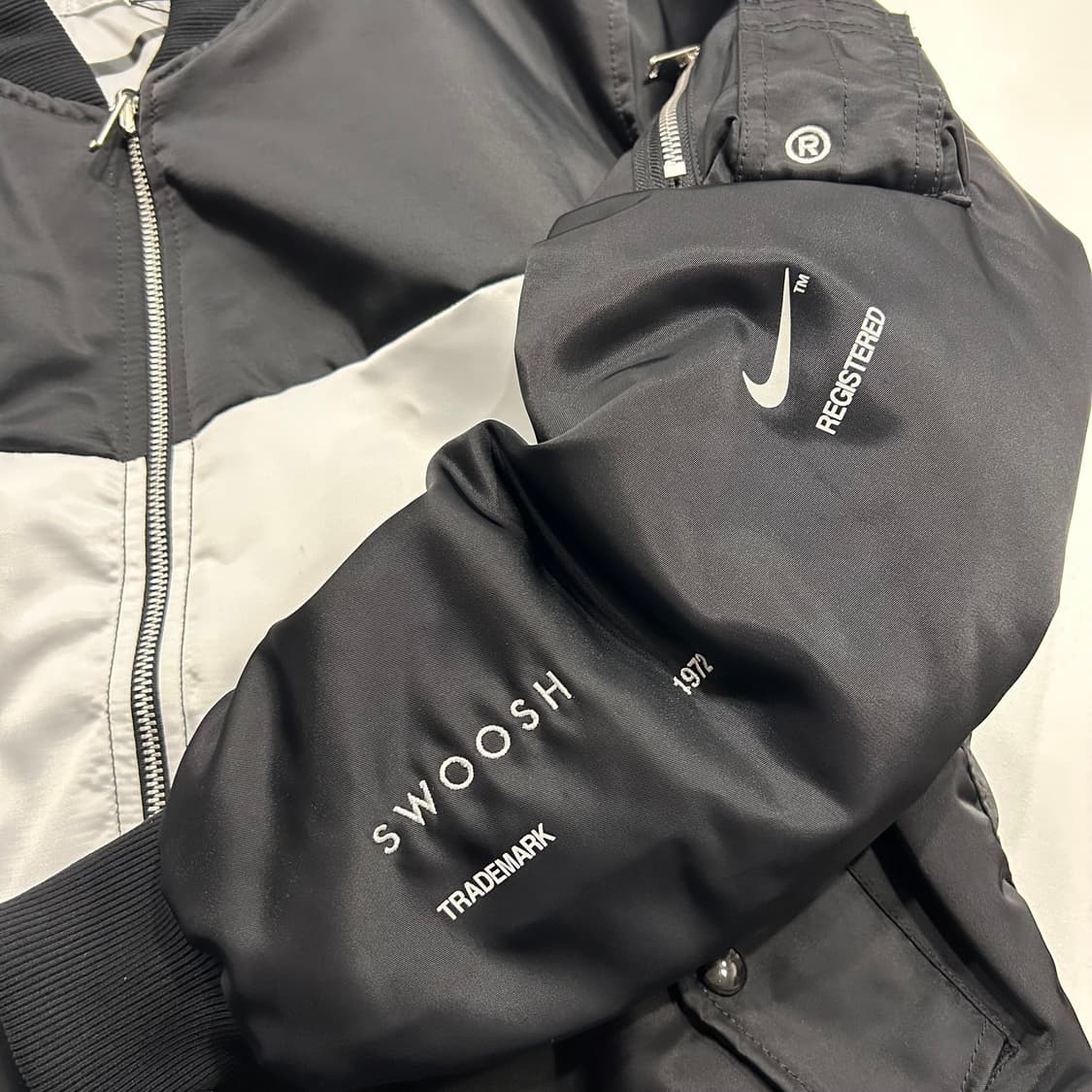 [XL] 나이키 써마핏 스우시 블랙/화이트 봄버 자켓 상품이미지6
