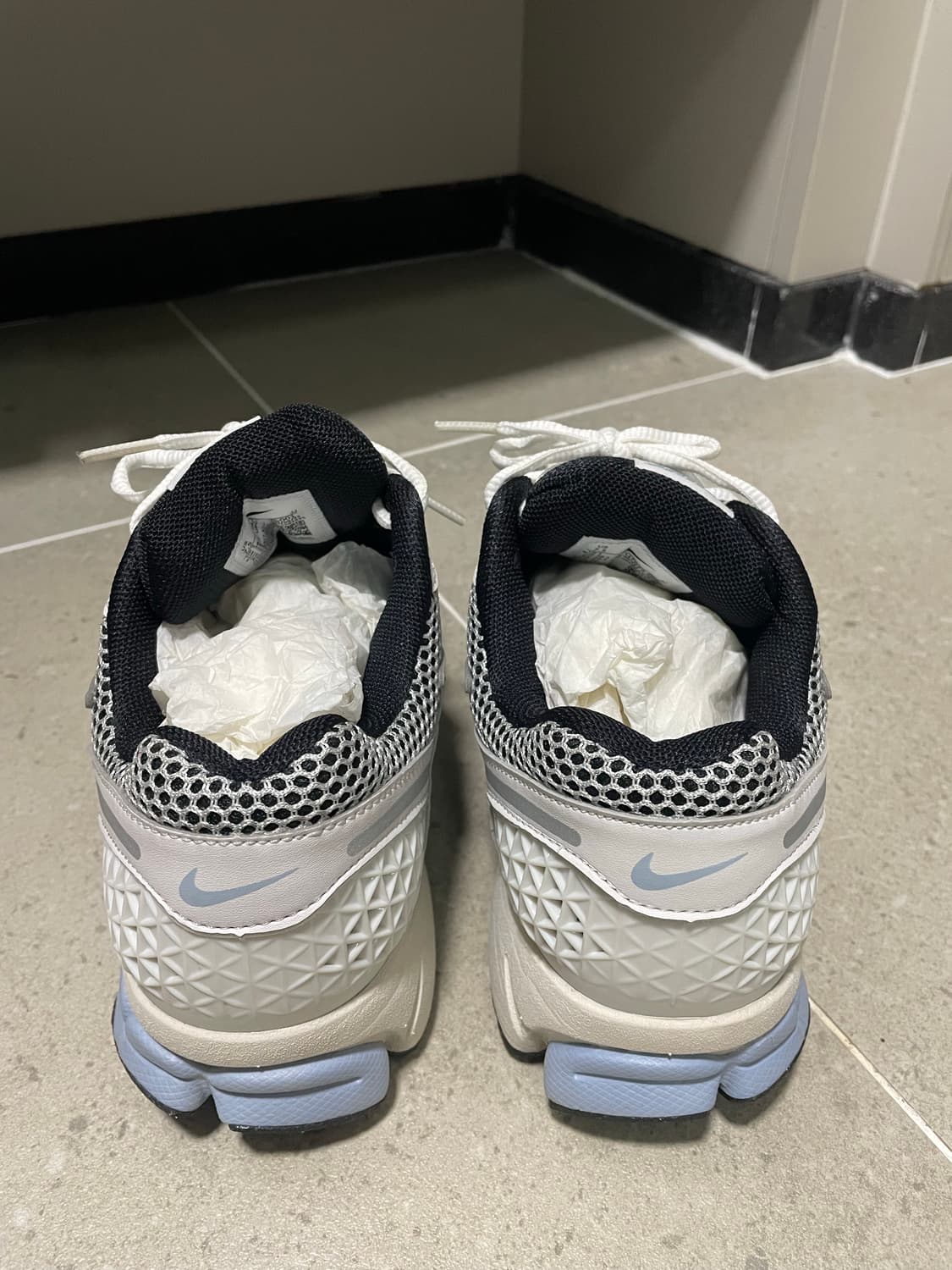 나이키 줌 보메로5 플래티넘 틴트블랙 (245) 상품이미지4