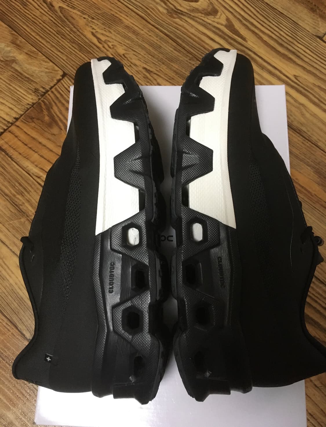 온러닝 파프 클라우드몬스터 하이퍼 블랙 판매합니다 상품이미지5