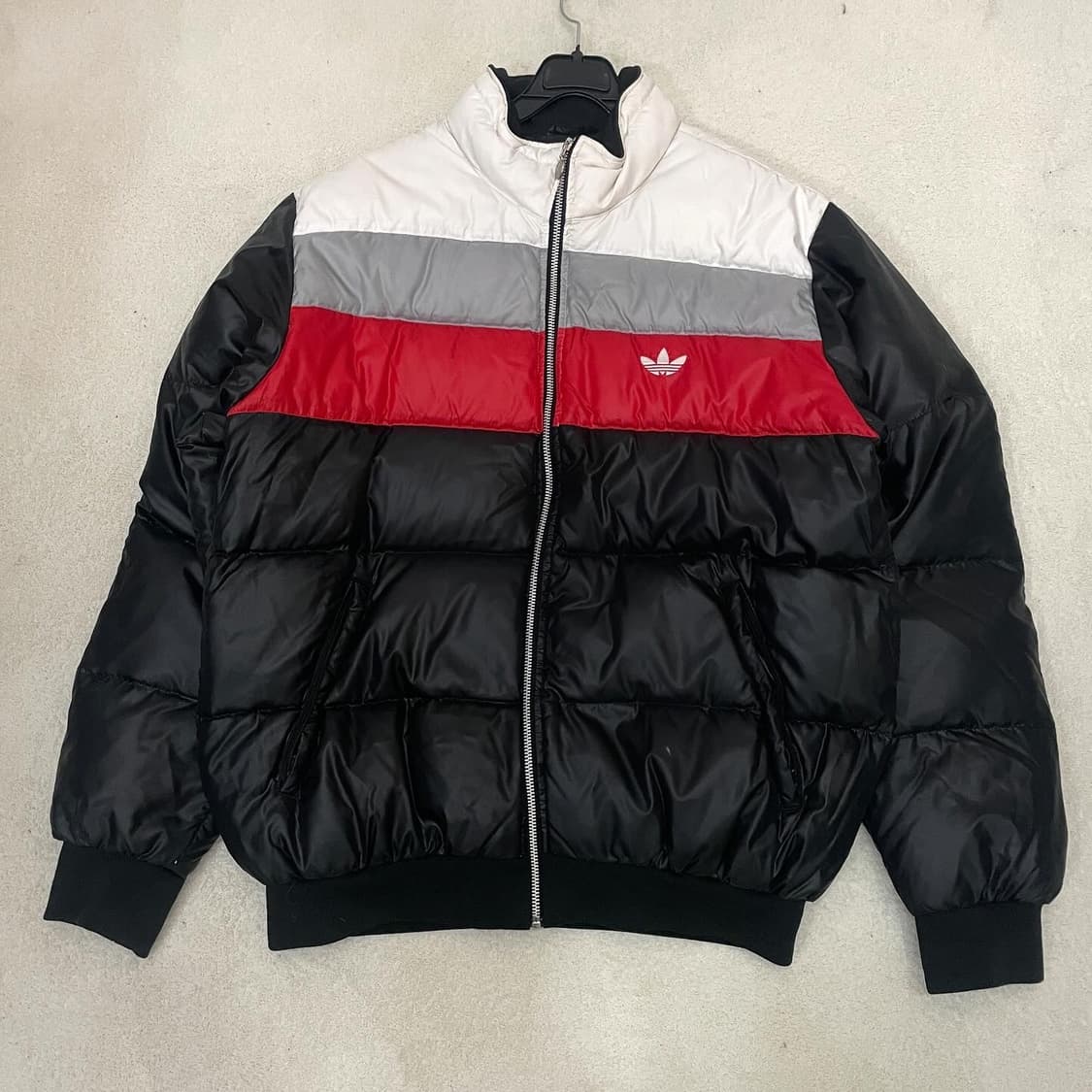 아디다스 블랙 레드 그레이 숏패딩 상품이미지2