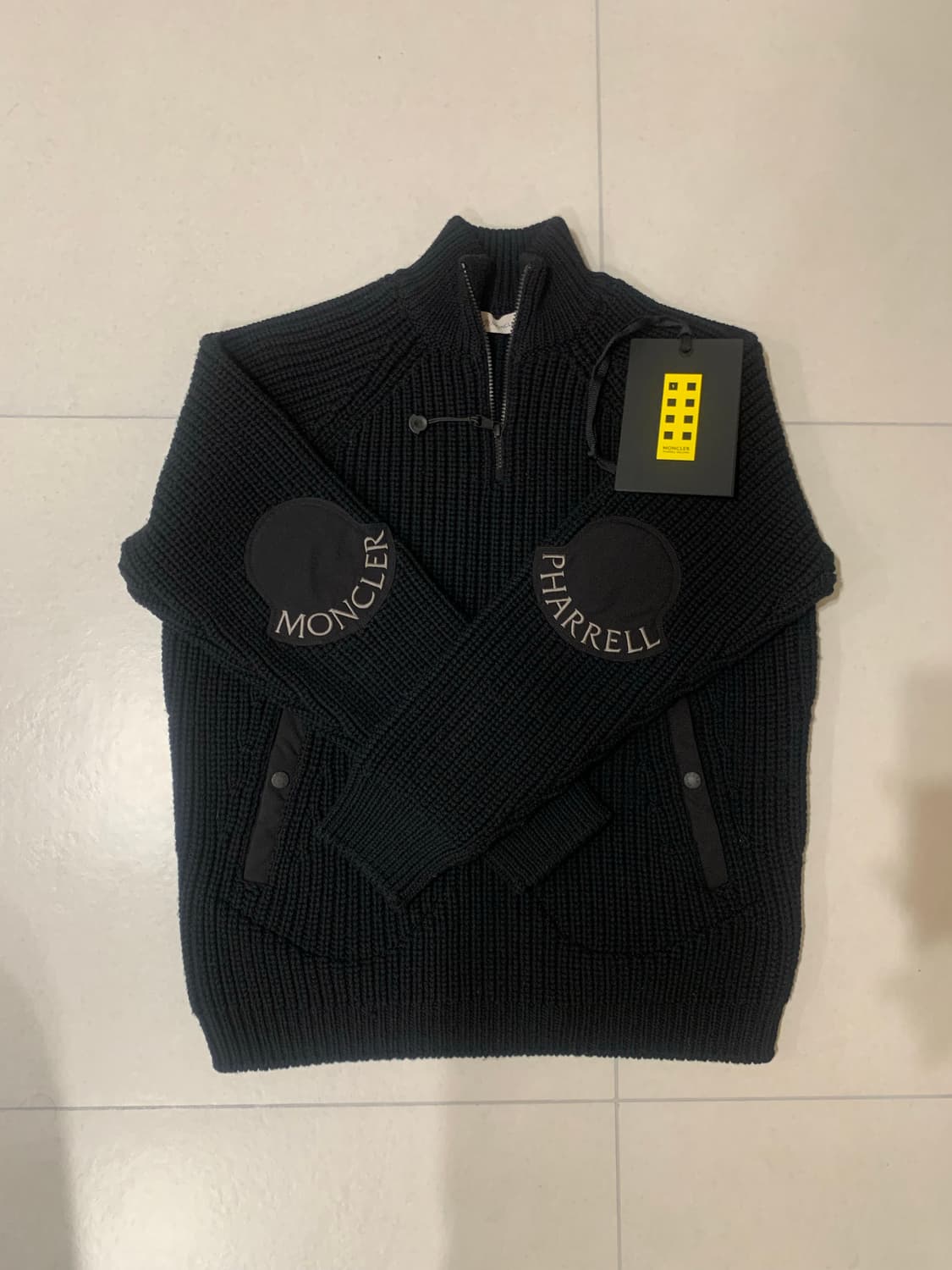 몽클레어 x 퍼렐 울 하프집업 스웨터 상품이미지1