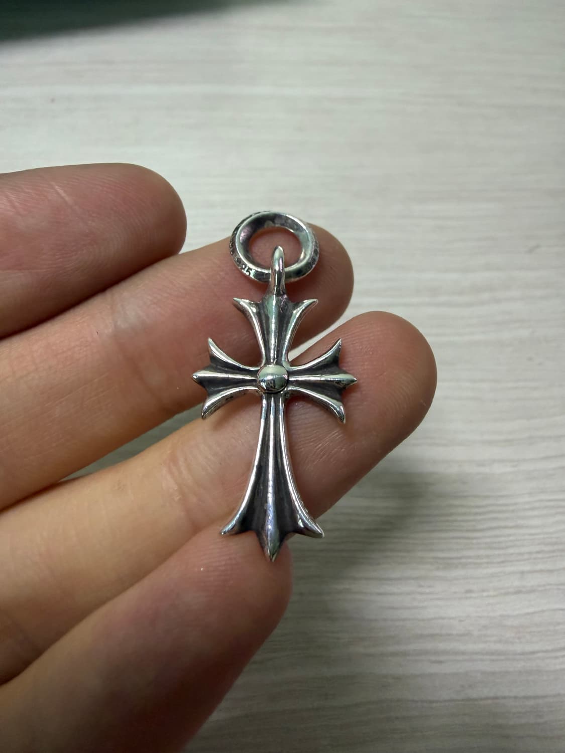 크롬하츠 타이니 크로스 참 팬던트 상품이미지1