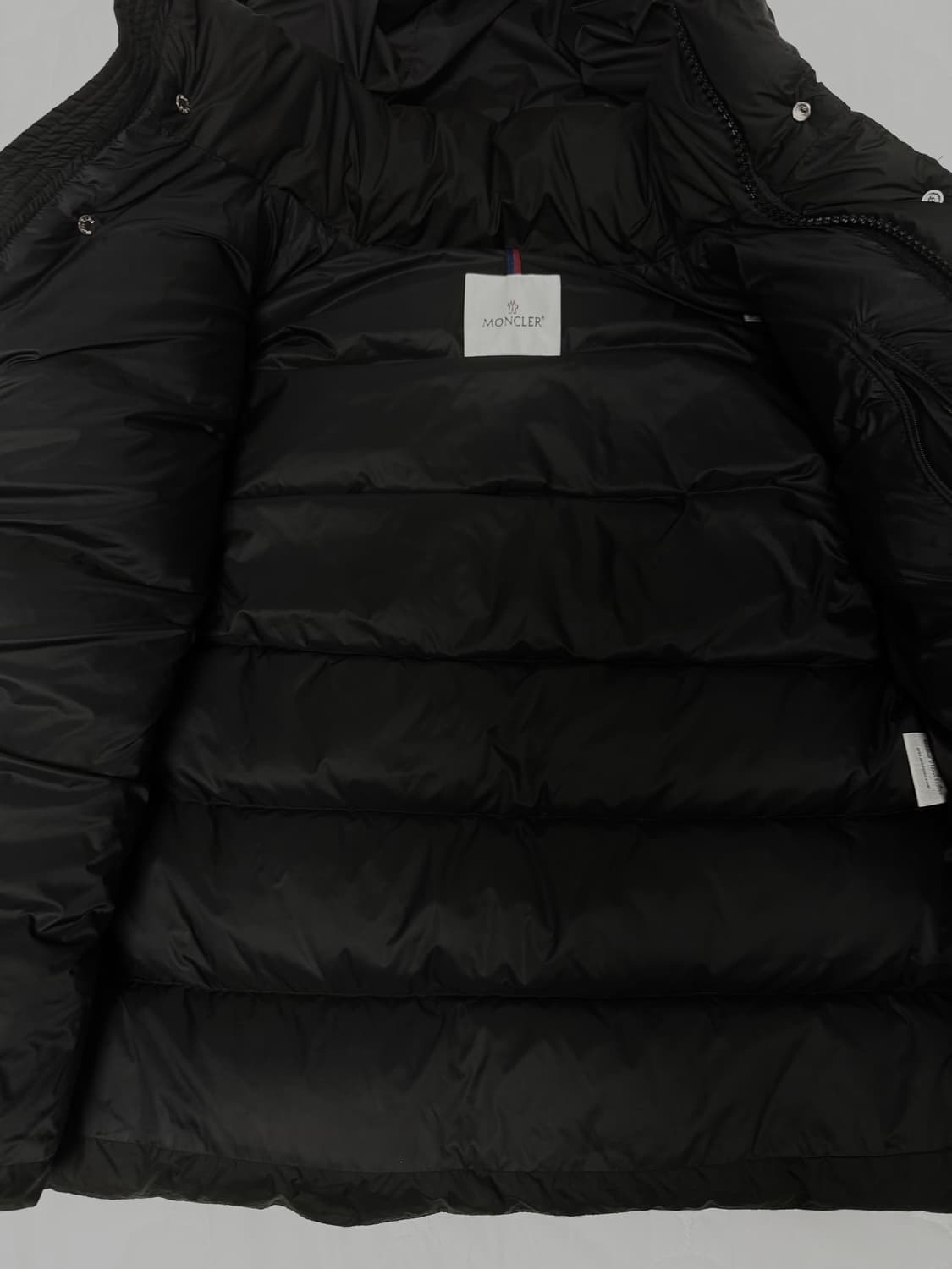 몽클레어 마야 70 후드 쇼트 다운 자켓 블랙 25fw 상품이미지3