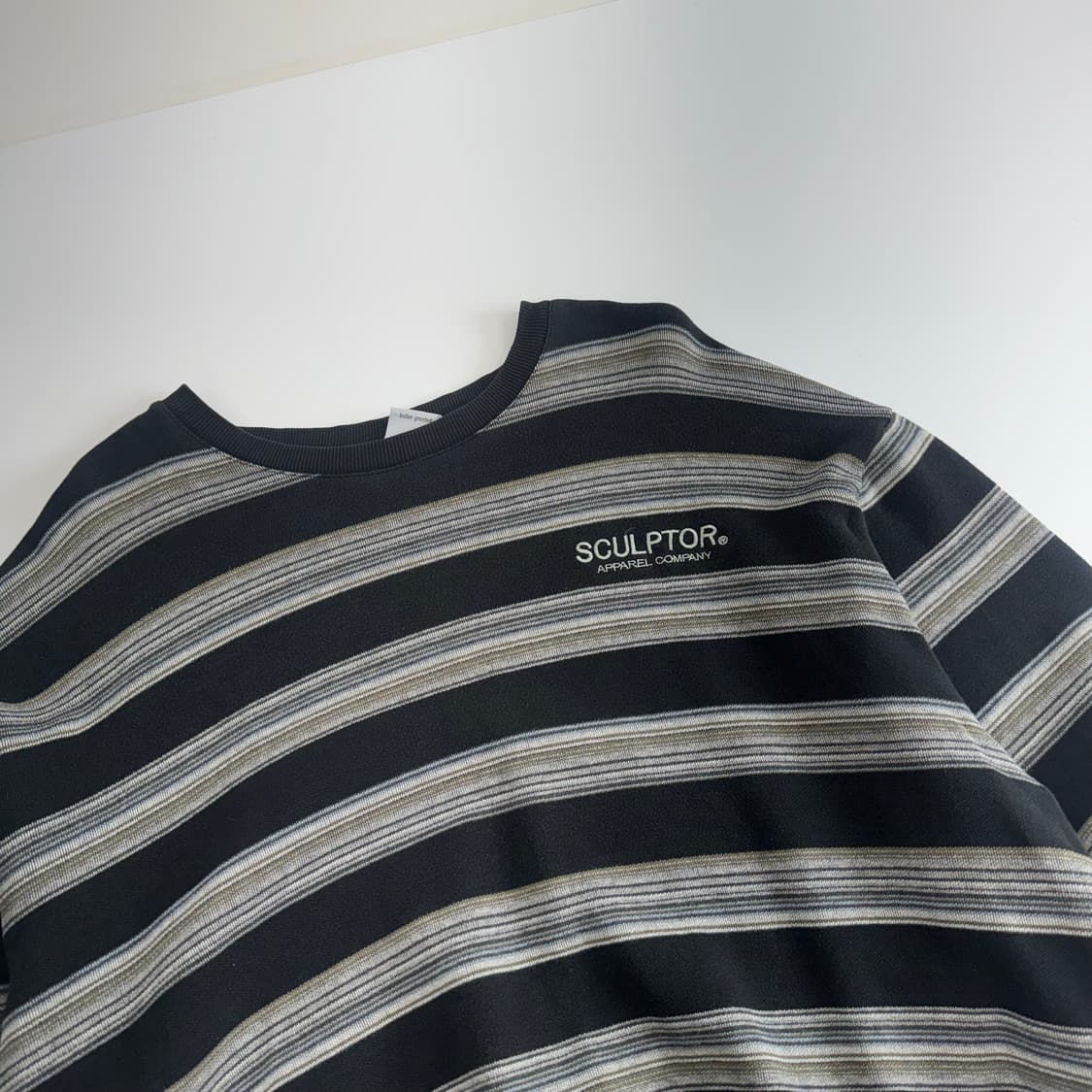 Sculptor 스컬프터 스트라이프 블랙 맨투맨 상품이미지4