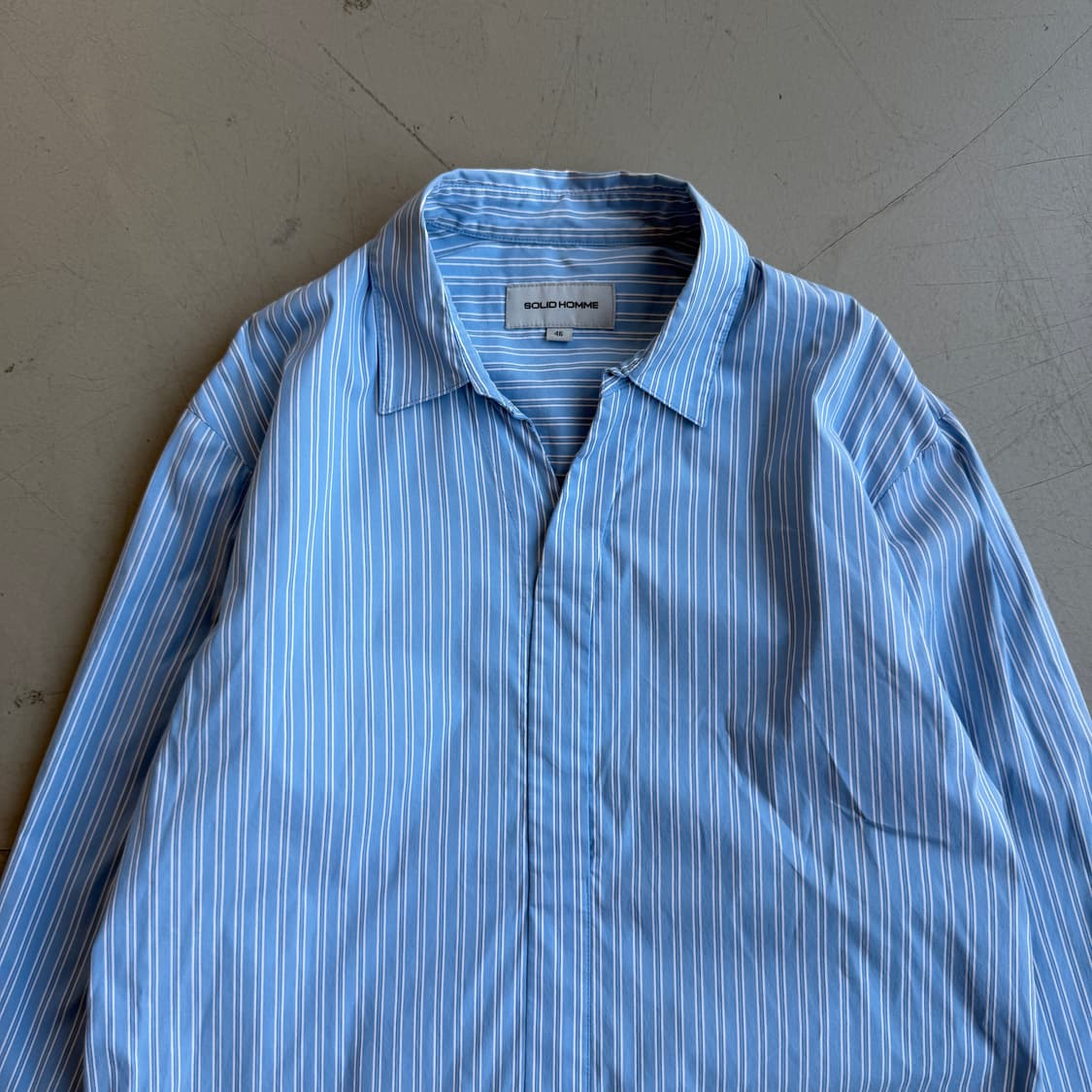 솔리드 옴므 블루 스트라이프 하프버튼 셔츠 상품이미지3